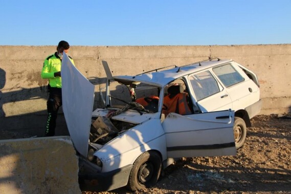Elazığ’da otomobil beton bariyere çarptı, ölü ve yaralılar var