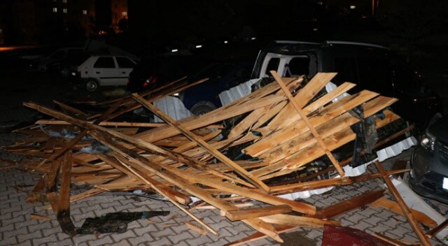 Fırtına çatıları uçurdu, 25 araçta hasar oluştu