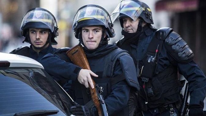 Fransa&#039;da polis karakoluna saldırı