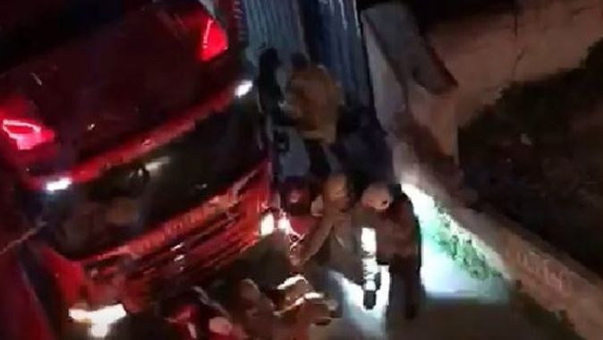 Gaziosmanpaşa’da metruk bina alev alev yandı
