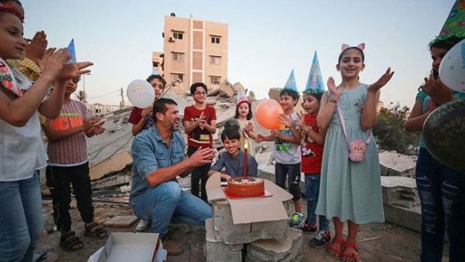 Gazze&#039;de enkaz üzerinde doğum günü kutlaması