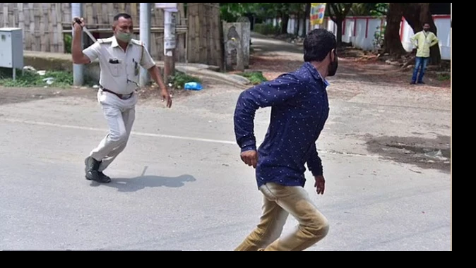 Hindistan’da kısıtlamaya uymayanlara polisten meydan dayağı