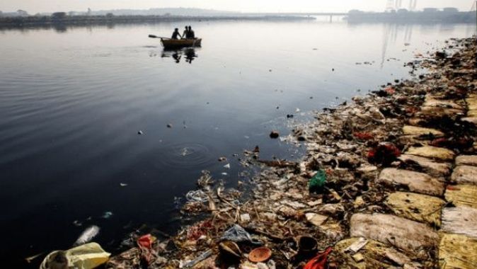 Hindistan&#039;da koronadan ölenlerin cesetleri nehre atılıyor