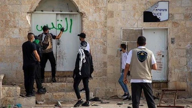 İşgalci İsrail polisi akşam namazından sonra cemaate saldırdı