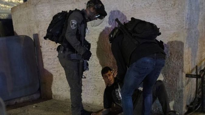 İsrail polisi bugün de Mescid-i Aksa&#039;ya saldırdı!