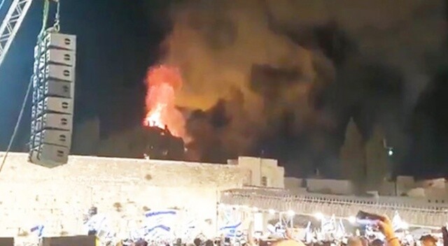 İsrailliler Mescid-i Aksa&#039;da çıkan yangını coşkuyla izledi