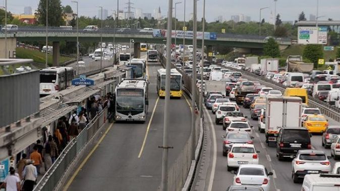 İstanbul&#039;da akşam trafiği! Yoğunluk yüzde 70&#039;i aştı