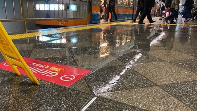 İstanbul metrosunun tavanı aktı