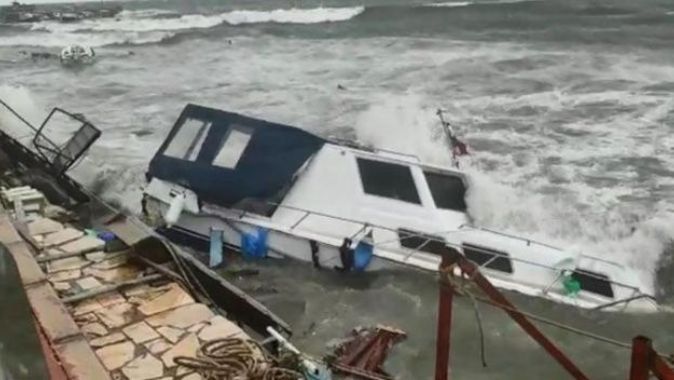 İzmir&#039;de fırtına: Dikili&#039;de tekneler battı