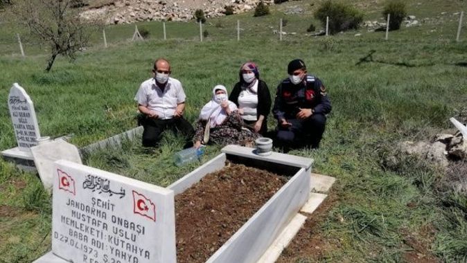 Jandarma, şehit annesini oğlunun mezarına götürdü