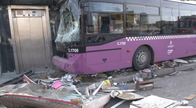 Kadıköy’de feci kaza: Direksiyon hakimiyetini kaybeden otobüs sürücüsü büfeye daldı