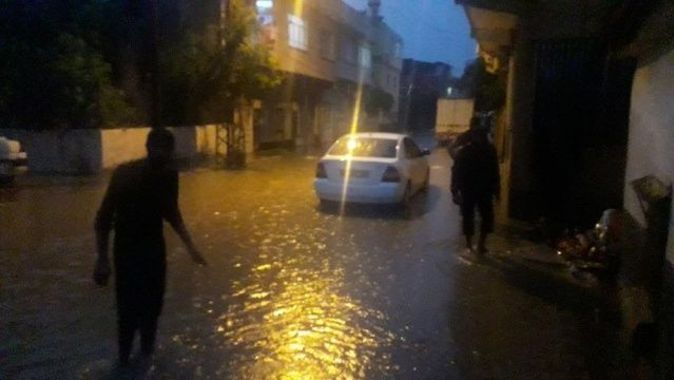 Kozan’ı sağanak vurdu: Birçok evi su bastı, araçlar mahsur kaldı