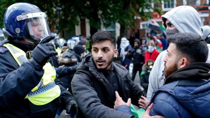 Londra&#039;da Filistin&#039;e destek gösterisine polis müdahalesi