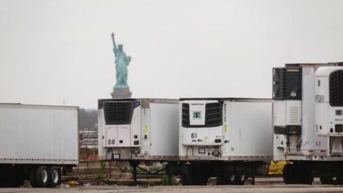 New York&#039;ta skandal: Yüzlerce ceset bir yıldır kamyonlarda bekletiliyor