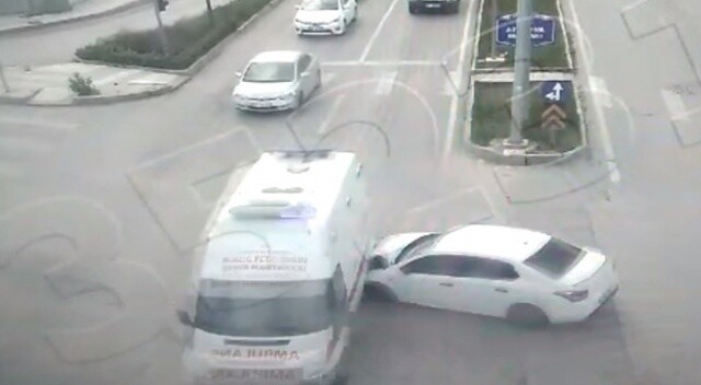 Otomobil, Covid temaslısı taşıyan ambulansa çarptı