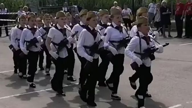 Rusya’da çocuklara silah verip savaş şarkıları söylettiler