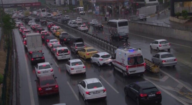 Sağanak yağış İstanbul&#039;u kilitledi: Trafik çilesi