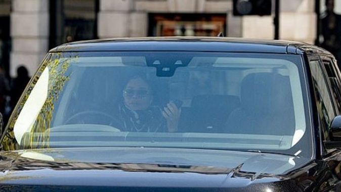 Telefonla konuşurken araba kullanan Janet Jackson tepki çekti