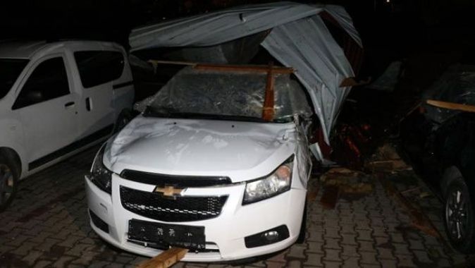 Yozgat’ı fırtına vurdu: Çatılar uçtu, araçlar hasar gördü