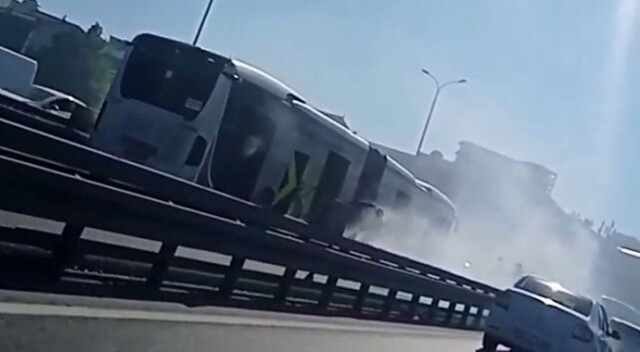 Beylikdüzü&#039;nde metrobüsten dumanlar yükseldi, yolcular tahliye edildi