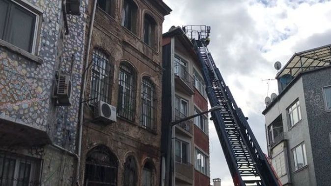 Beyoğlu&#039;nda halı yıkama atölyesinde yangın