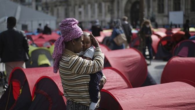 Yüzlerce göçmen Paris&#039;in göbeğine kamp kurdu