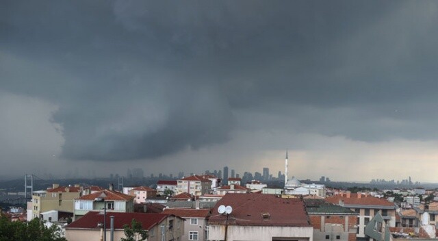 Gün geceye döndü, İstanbul&#039;da sağanak etkili oldu
