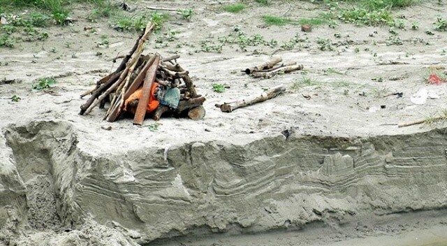 Hindistan’da yağışlar gömülü cesetleri ortaya çıkardı
