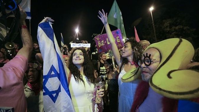 İsrail&#039;de binlerce kişi Netanyahu&#039;nun gidişini kutladı