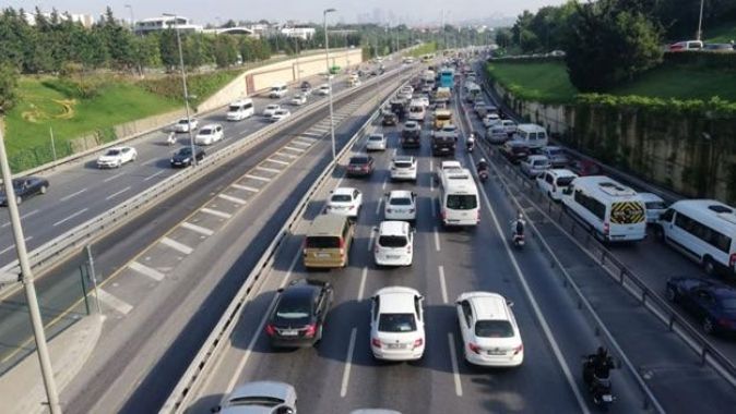 İstanbul&#039;da kısıtlama bitti, trafik yoğunluğu arttı