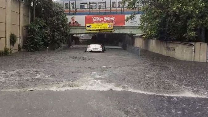 İstanbul&#039;da sağanak: Alt geçidi su bastı