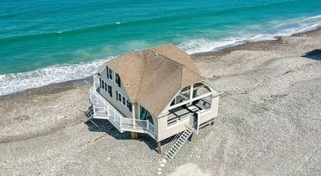 Kimileri bayıldı, kimileri riskli buldu! Plajda inşa edilen ev 1 milyon dolara satışa çıkarıldı