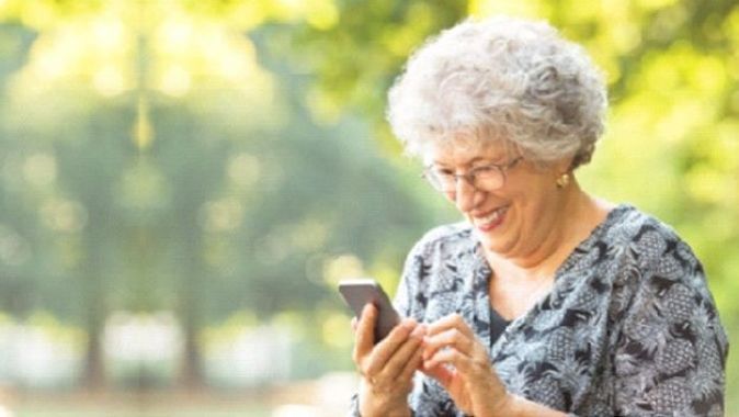 Pandemiyle yaşlıların akıllı telefon kullanma oranı arttı