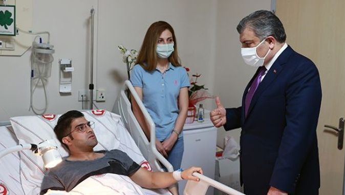 Sağlık Bakanı Koca&#039;dan bıçaklı saldırıya uğrayan doktora ziyaret