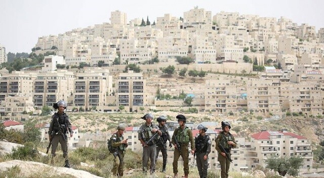 Terör devleti İsrail, top oynayan 3 çocuğu gözaltına aldı