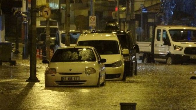 Zonguldak&#039;ta sağanak yağış yolları göle çevirdi