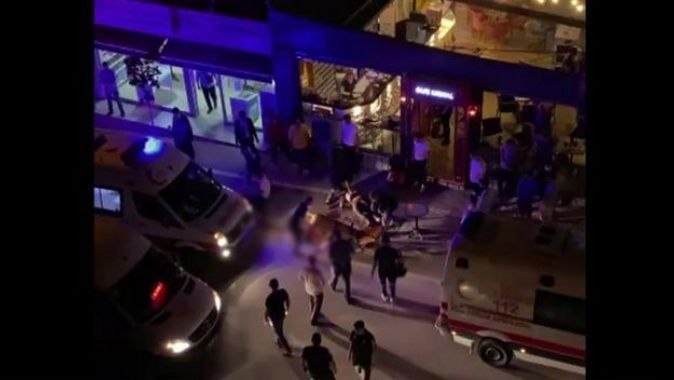 2 arkadaş bıçaklandı, kanlar içinde kafenin önüne yığıldı: 1 ölü, 1 yaralı