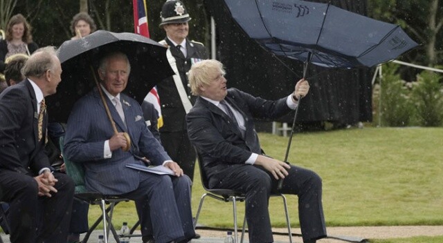 Boris Johnson&#039;ın şemsiye ile imtihanı güldürdü