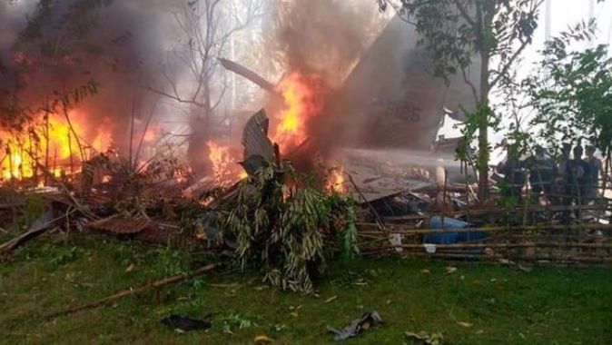 Filipinler&#039;de 85 kişiyi taşıyan askeri uçak düştü