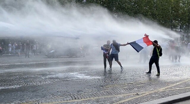 Fransa&#039;da aşı karşıtı protesto