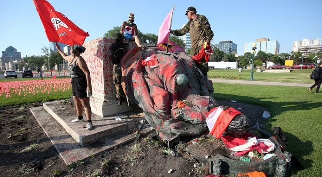 Kanada’da yerliler İngiltere kraliçelerinin heykellerini yıktılar