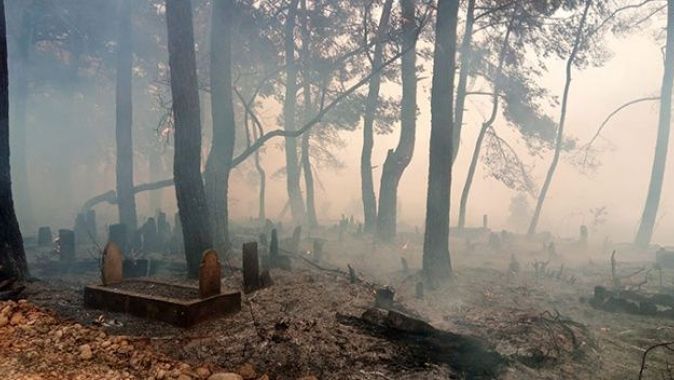 Manavgat&#039;ta seralar yandı, mezarlıklar küle döndü