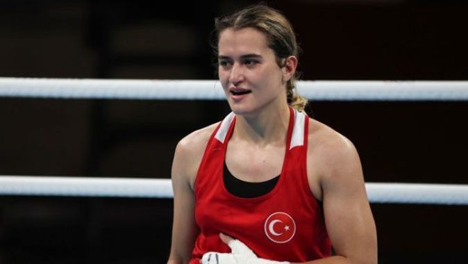 Milli boksör Esra Yıldız çeyrek finale yükseldi