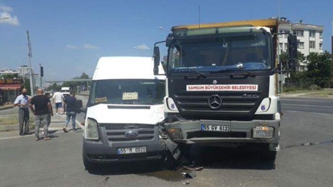 Samsun&#039;da dolmuş minibüs ile kamyon çarpıştı: 2 yaralı