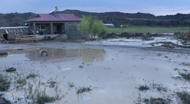 Sağanak yağış Ağrı&#039;yı vurdu! Köyü sel bastı