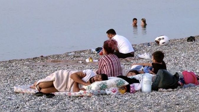 Sıcaktan bunalan tatilciler sahilde sabahladı