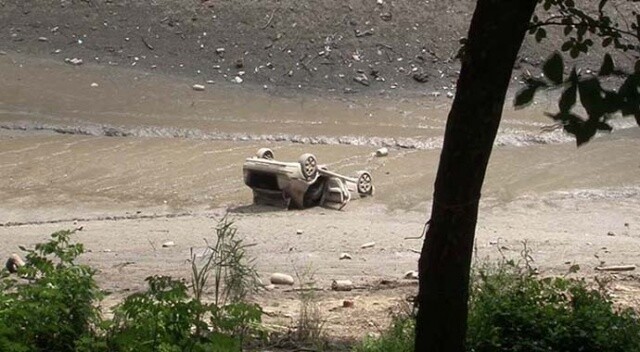 Suyu çekilen gölün içinden otomobil çıktı