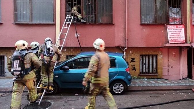 Zeytinburnu&#039;nda yangın: Mahsur kalan 8 kişi kurtarıldı