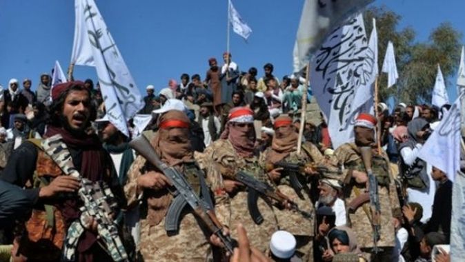 Afganistan’da bayrak protestosu kanlı bitti! 2 ölü 12 yaralı