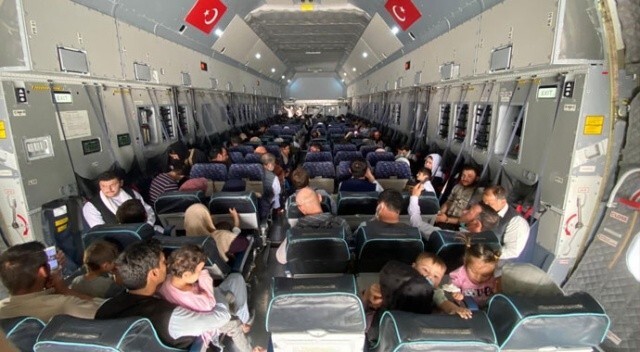Afganistan&#039;dan tahliye edilen 160 yolcu yurda getirildi